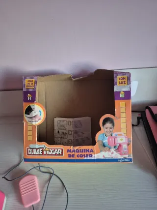 Máquina de coser de juguete rosa