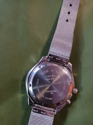 Reloj Casio con correa de malla plateada