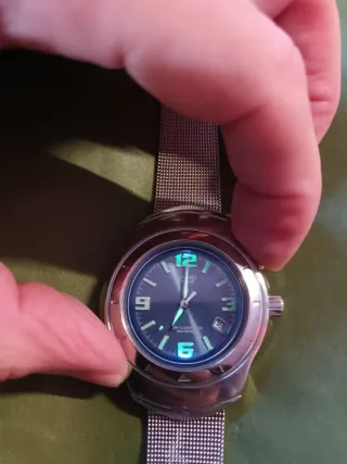 Reloj Casio con correa de malla plateada