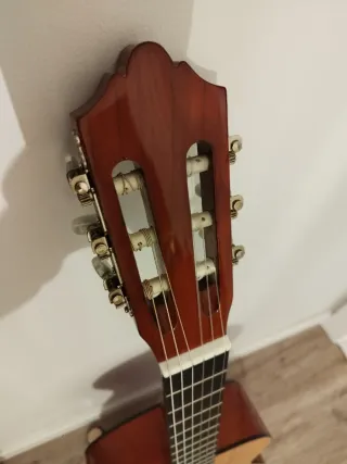 Guitarra Clásica con Funda Negra.