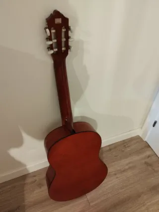 Guitarra Clásica con Funda Negra.