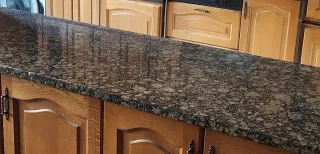 Encimera de granito marrón y negro