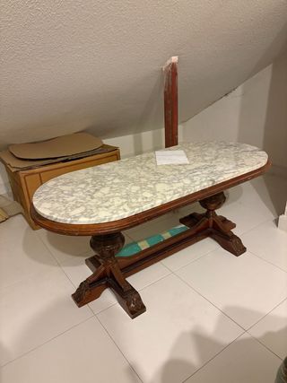 Mesa de madera y mármol ovalada