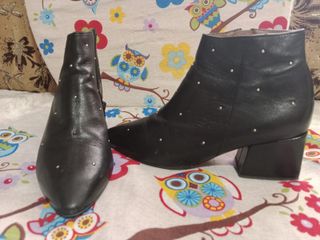 Botines negros con tachuelas