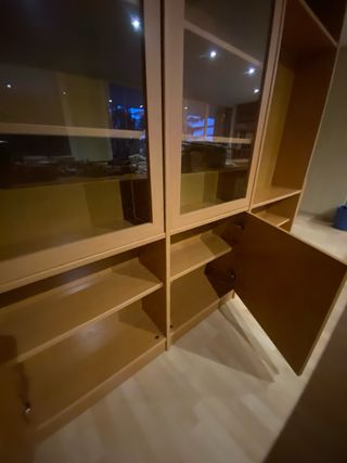 Estanterías de madera clara con puertas de cristal