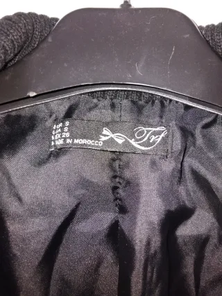 Chaqueta gris con bolsillos