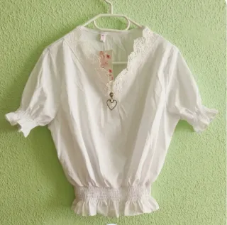 Blusa blanca con encaje y corazón