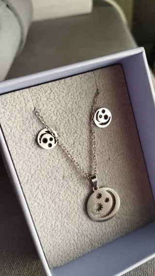 Conjunto collar y pendientes luna y estrellas