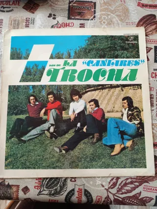 Vinilos a 5€ cada uno.