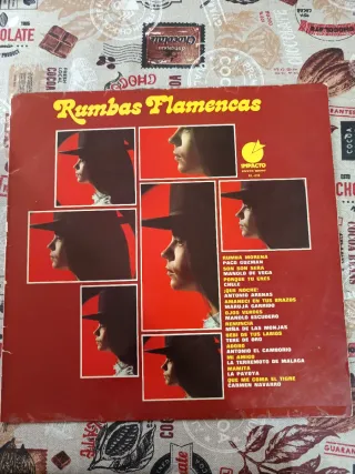 Vinilos a 5€ cada uno.