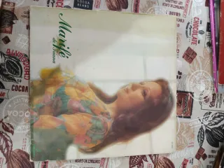 Vinilos a 5€ cada uno.