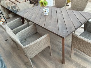 Mesa de exterior de madera de acacia.