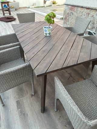 Mesa de exterior de madera de acacia.