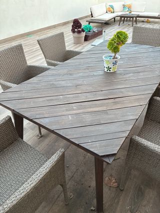 Mesa de exterior de madera de acacia.