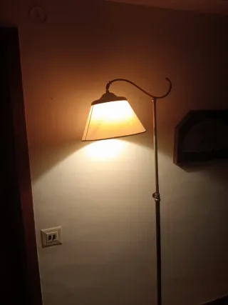 Lámpara de pie de latón y tela