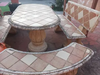 Mesa de patio de piedra con bancos