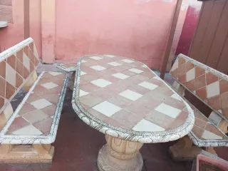 Mesa de patio de piedra con bancos