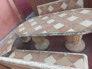 Mesa de patio de piedra con bancos