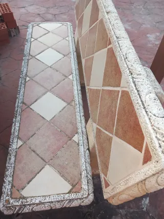 Mesa de patio de piedra con bancos