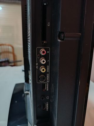 Televisor LCD Sharp 32 pulgadas, negro.