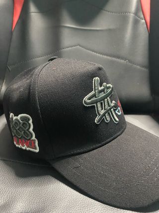 Gorra Negra con Diseño Multicolor