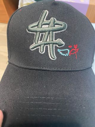 Gorra Negra con Diseño Multicolor