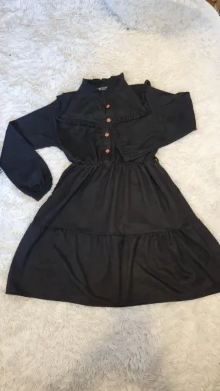 Vestido negro con volantes