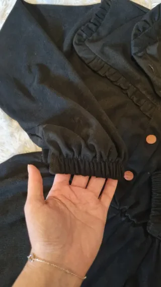 Vestido negro con volantes