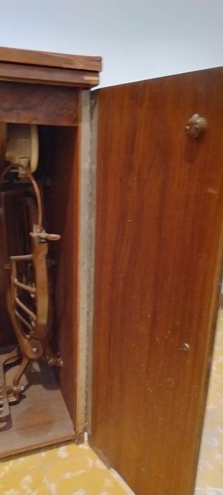 Máquina de coser Singer antigua en mueble original