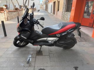 Aprilia SR MAX 125 Scooter Negra/Roja