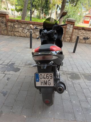 Aprilia SR MAX 125 Scooter Negra/Roja