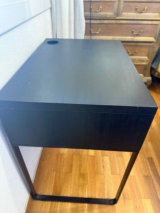 Mesa de escritorio negra con cajón