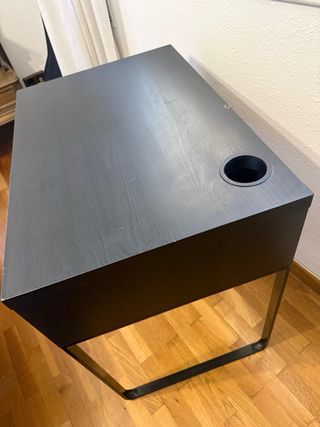 Mesa de escritorio negra con cajón