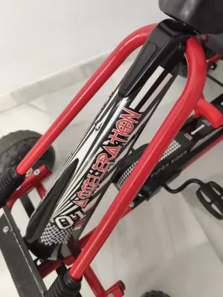 Kart a pedales rojo y negro