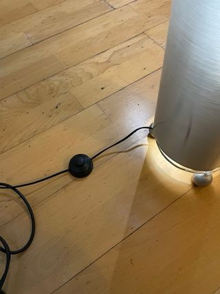 Lámpara de pie azul y plateada