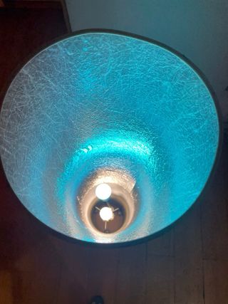 Lámpara de pie azul y plateada