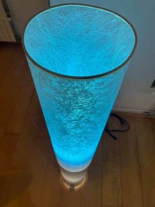 Lámpara de pie azul y plateada