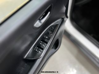 KIA STONIC, COMO NUEVO. ETIQUETA ECO