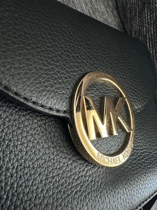 Borsa a tracolla Michael Kors nera con catena dorata