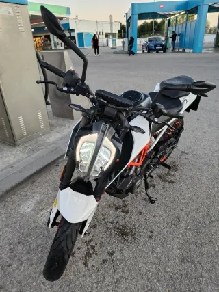 KTM Duke 390 Negra y Blanca