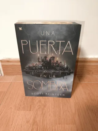 Una puerta en la sombra