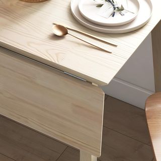 Mesa Plegable Ahorra Espacio con 2 Alas, Mesa de Comedor para 2-4 Personas en Madera de Pino, Color Madera Natural