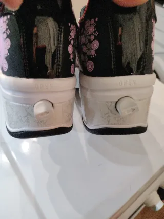 Zapatillas con ruedas negras y rosas