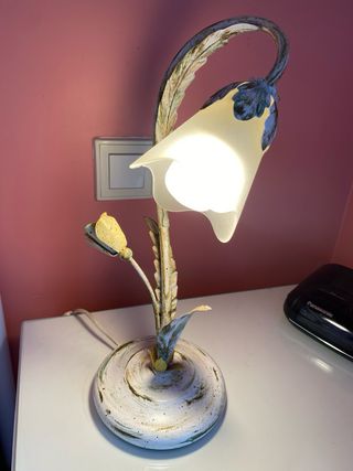 Lámpara de mesa estilo flor