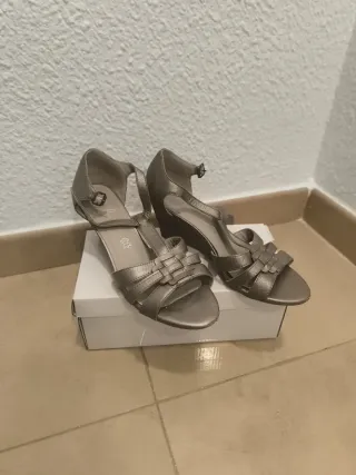 Zapatos de tacón plateados