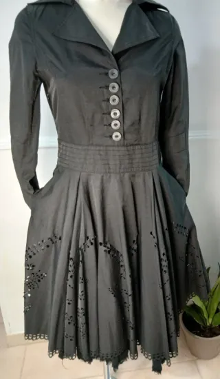 Abito nero  anni 50/ con dettagli ricamati.