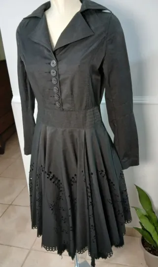 Abito nero  anni 50/ con dettagli ricamati.