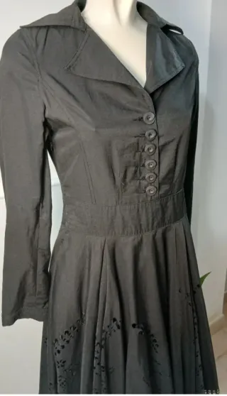 Abito nero  anni 50/ con dettagli ricamati.