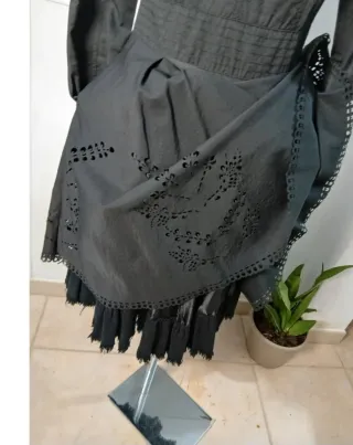 Abito nero  anni 50/ con dettagli ricamati.