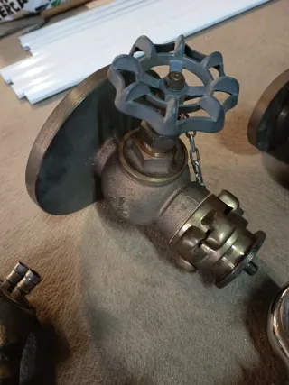 Grifos y Fontanería Antigua de Latón